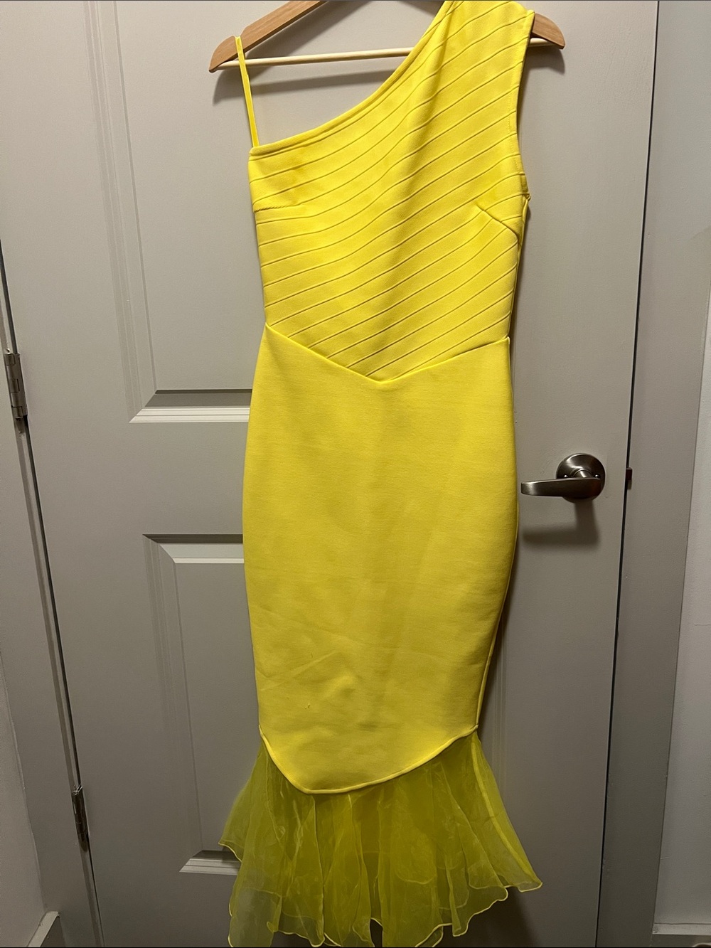 One-Shoulder Yellow Mermaid Hem Dress